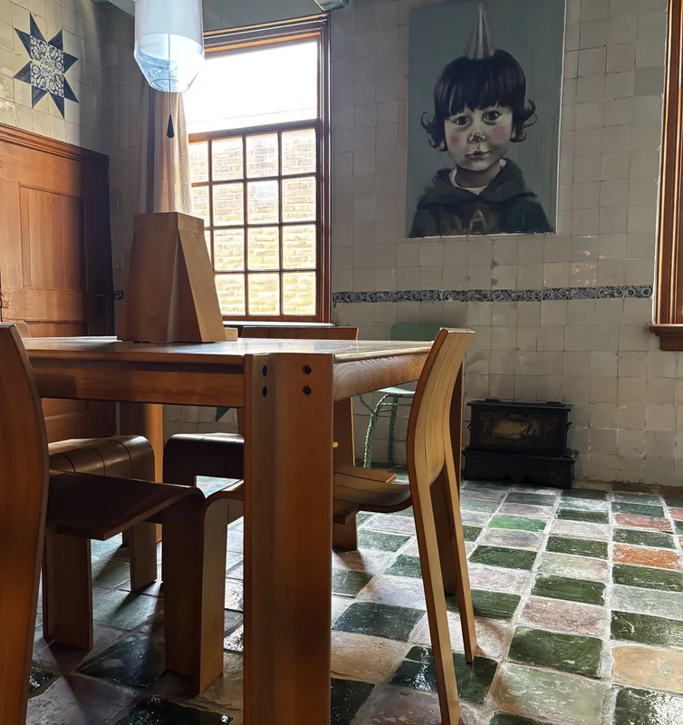 Eettafel in de eetkamer met tegelwand en geblokte vloer