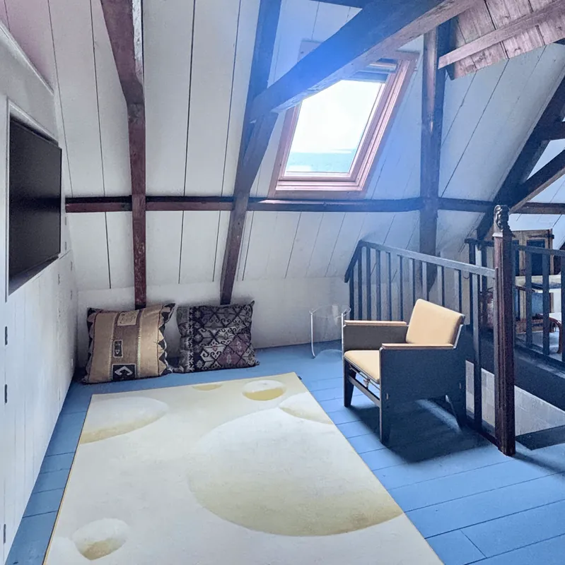 Zithoek in de loft onder het dakraam
