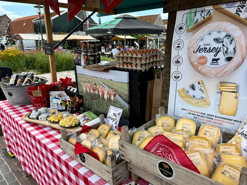 Kraam met kaas op de boerenmarkt