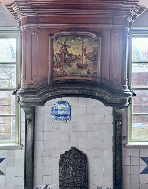 Antieke schouw met een geschilderd tafereel
