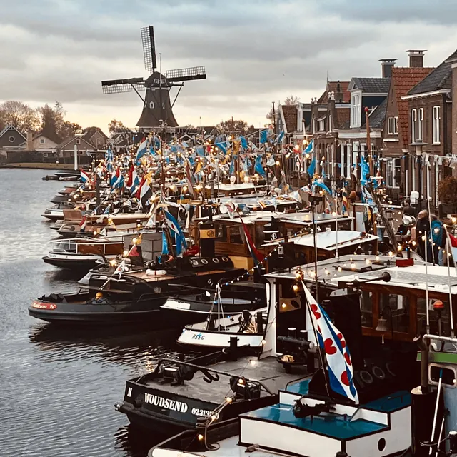 De Ee vol boten met de molen op de achtergrond