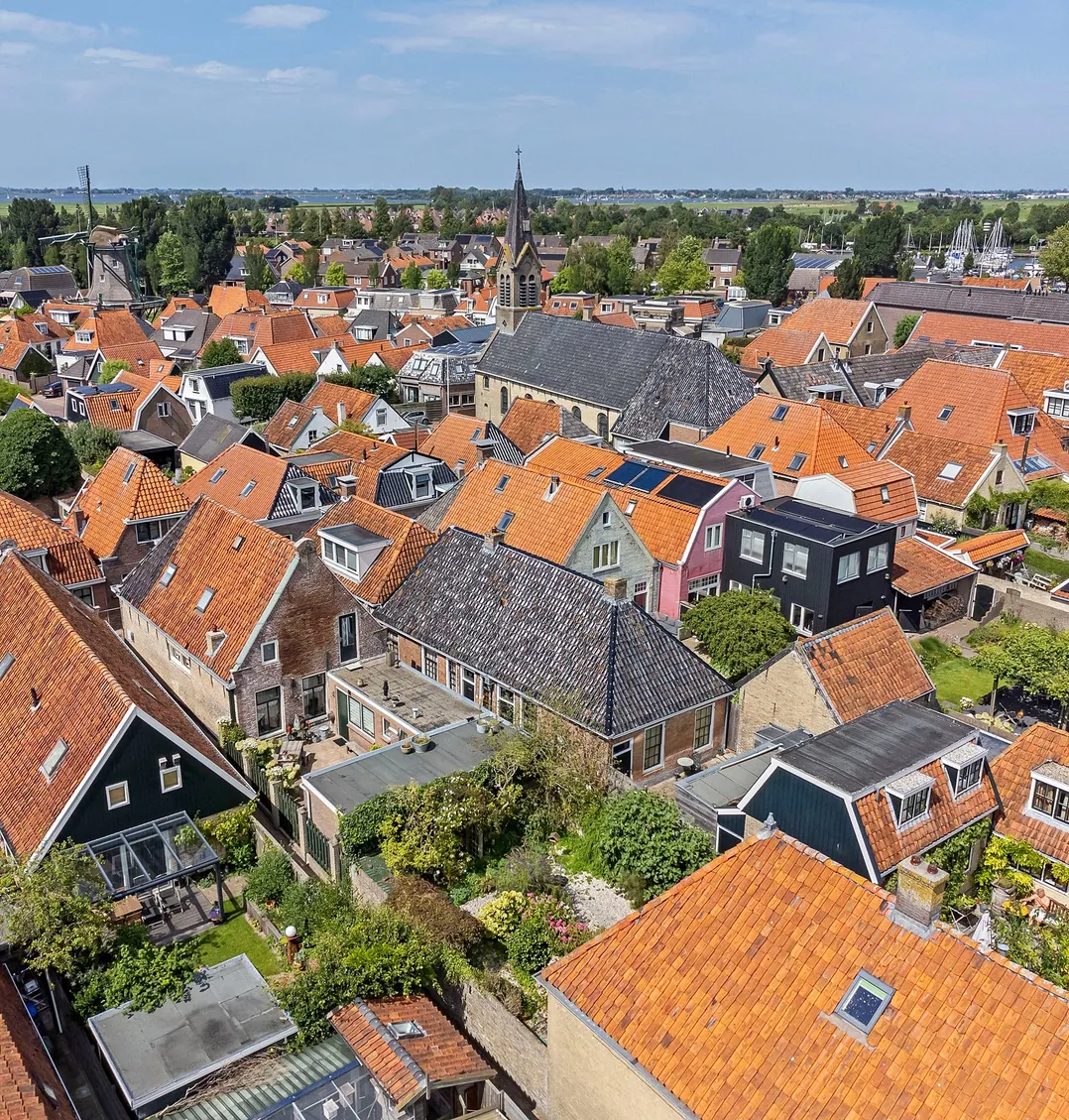 Luchtfoto van de daken van Woudsend met de kerk